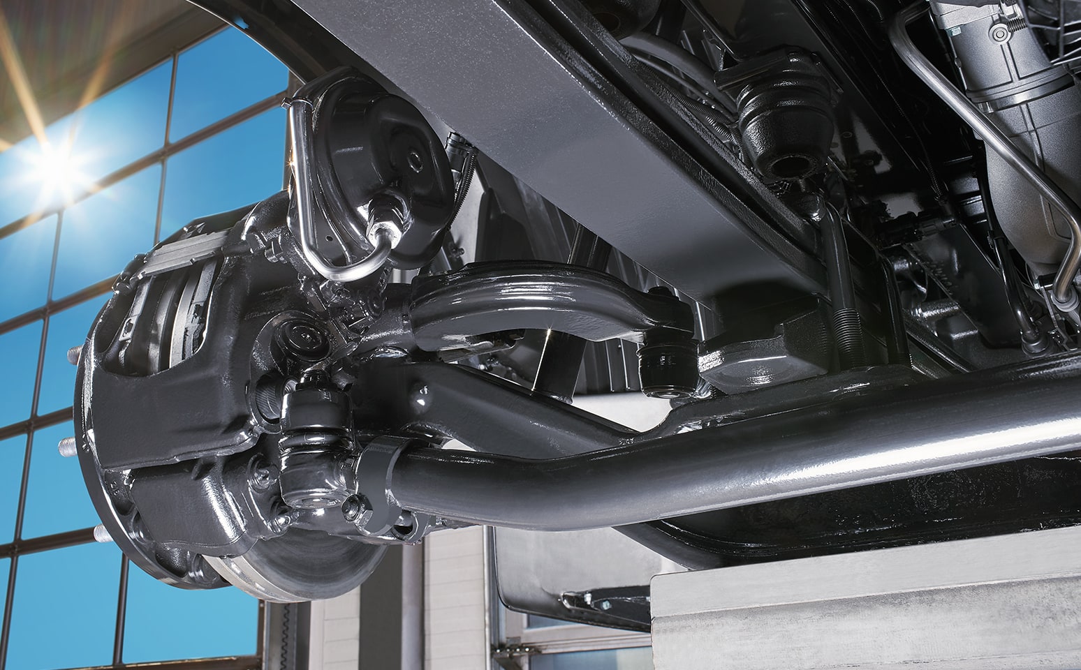 Achsstrebe und Bremstrommel Achsstrebe und Bremstrommel auf der Hebebühne