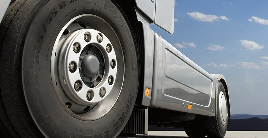 montierter Reifen an einer Sattelzugmaschine