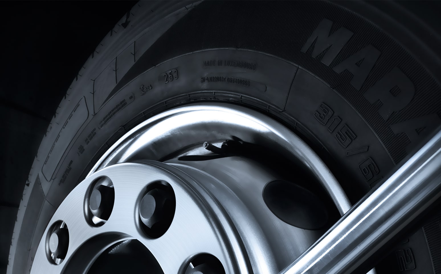 Reifen, bei der an der Radmutter mit einem Schraubenschlüssel gezogen wird