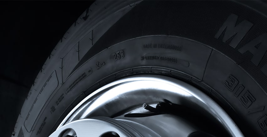 Radmutter wird mit einem Schraubenschlüssel festgezogen