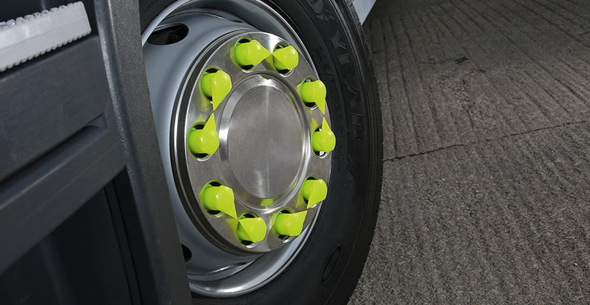 montierter Reifen mit Radmutterindikatoren