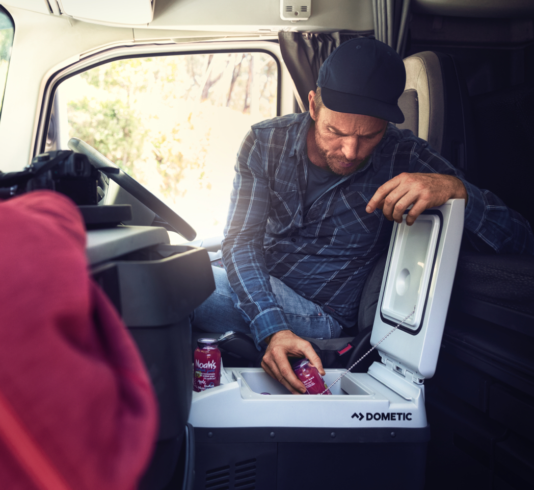 LKW-Fahrer holt ein Getränk aus der Dometic Kühlbox