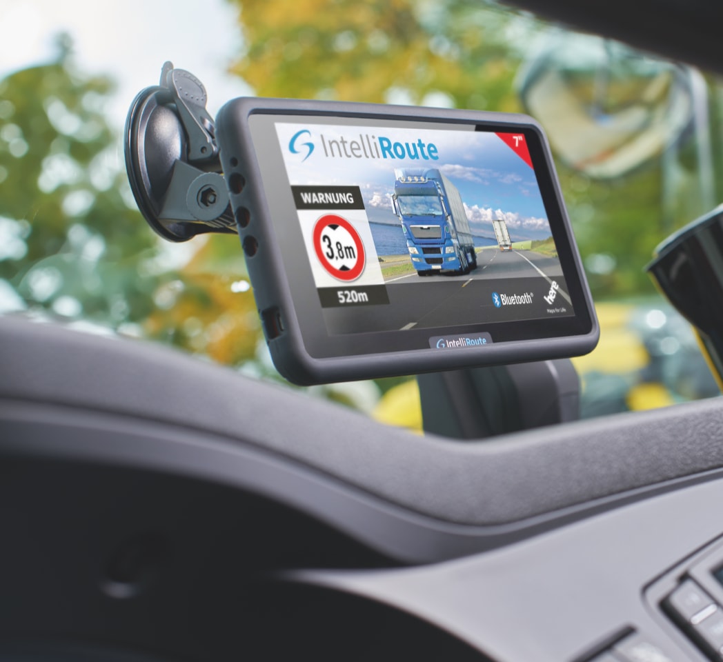 IntelliRoute-Navi an Windschutzscheibe befestigt